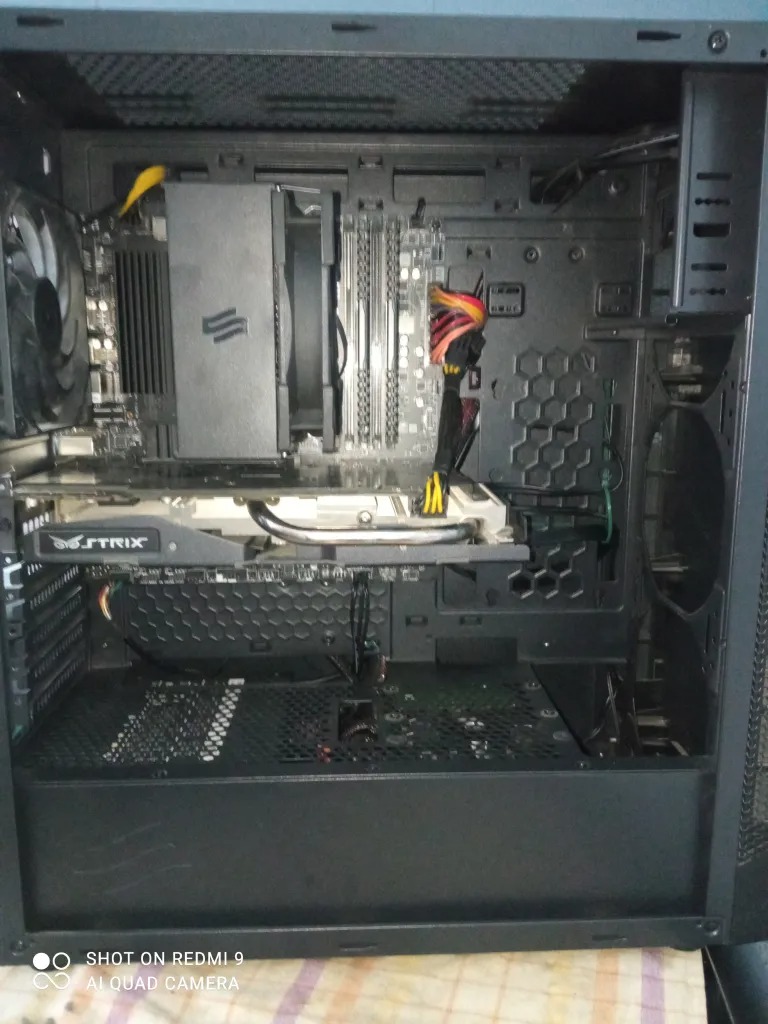 Wnętrze obudowy komputera stacjonarnego po serwisie w Bielawie: karta graficzna Strix, chłodzenie procesora, płyta główna. Wymiana pasty i czyszczenie.