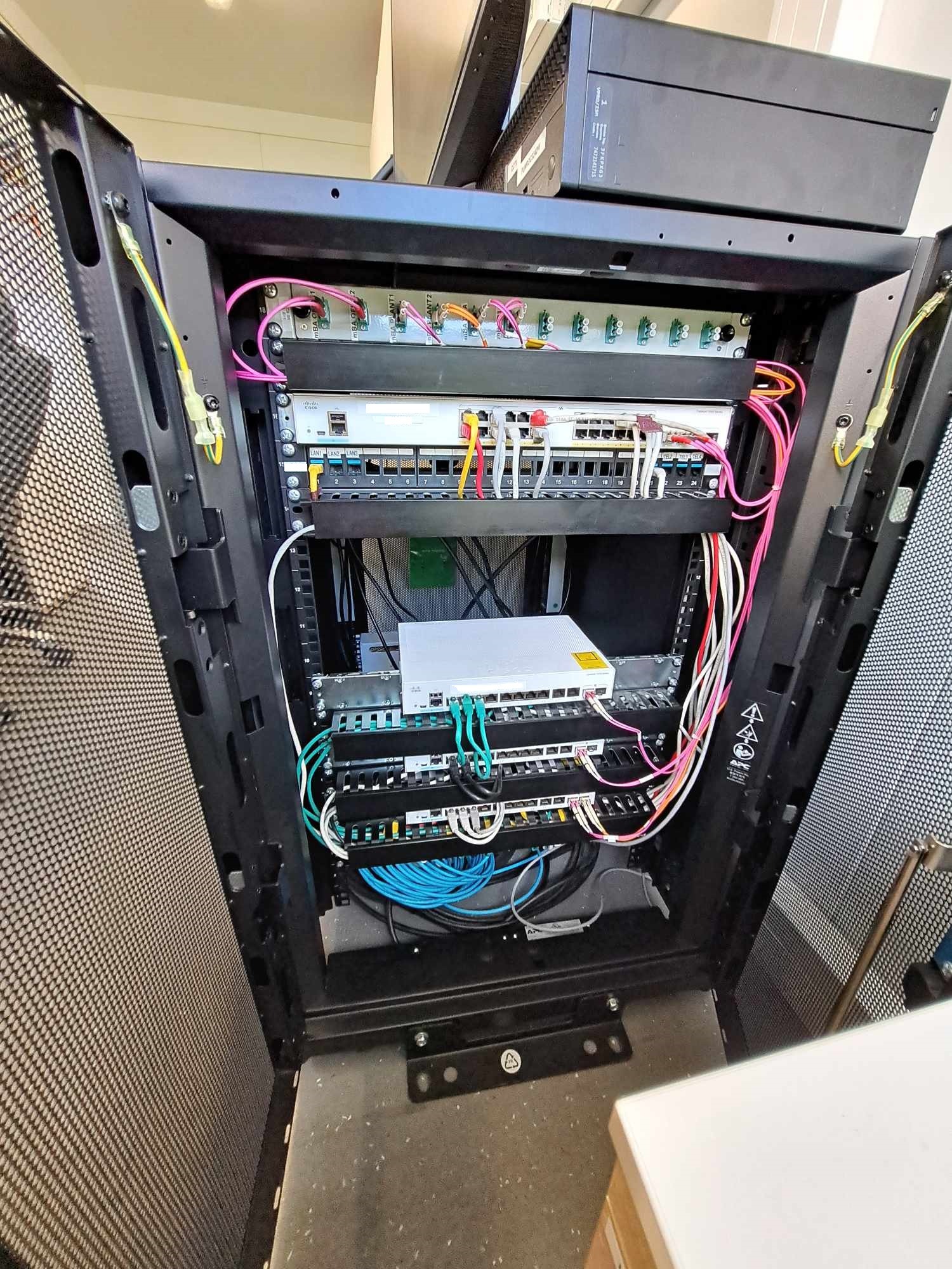 Dopasujemy sprzęt i zabudowę do Twoich potrzeb i zostawimy Ci nieco miejsca na dalsze rozbudowy!