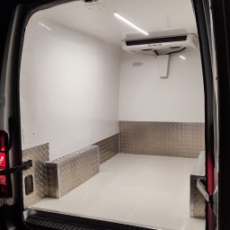 P.H.U Klimtar Dariusz Witusik - Wnętrze furgonetki chłodni z zamontowaną jednostką chłodniczą Thermoking, oświetleniem LED i zabezpieczeniami ścian z blachy ryflowanej.