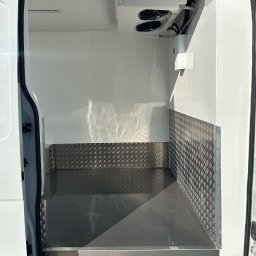 P.H.U Klimtar Dariusz Witusik - Wnętrze chłodni samochodowej z widocznym agregatem chłodniczym i aluminiową podłogą.