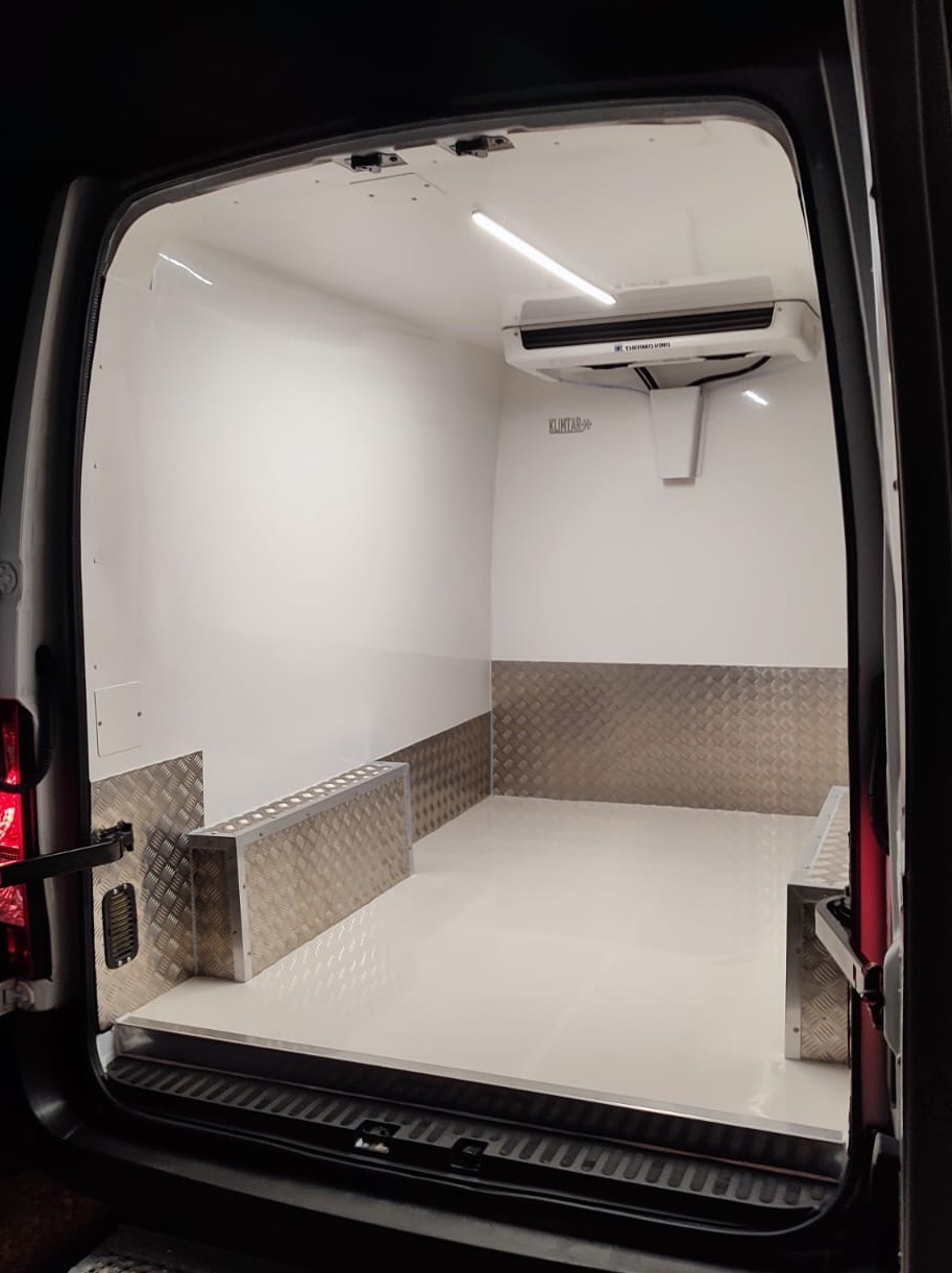 Wnętrze furgonetki chłodni z zamontowaną jednostką chłodniczą Thermoking, oświetleniem LED i zabezpieczeniami ścian z blachy ryflowanej.