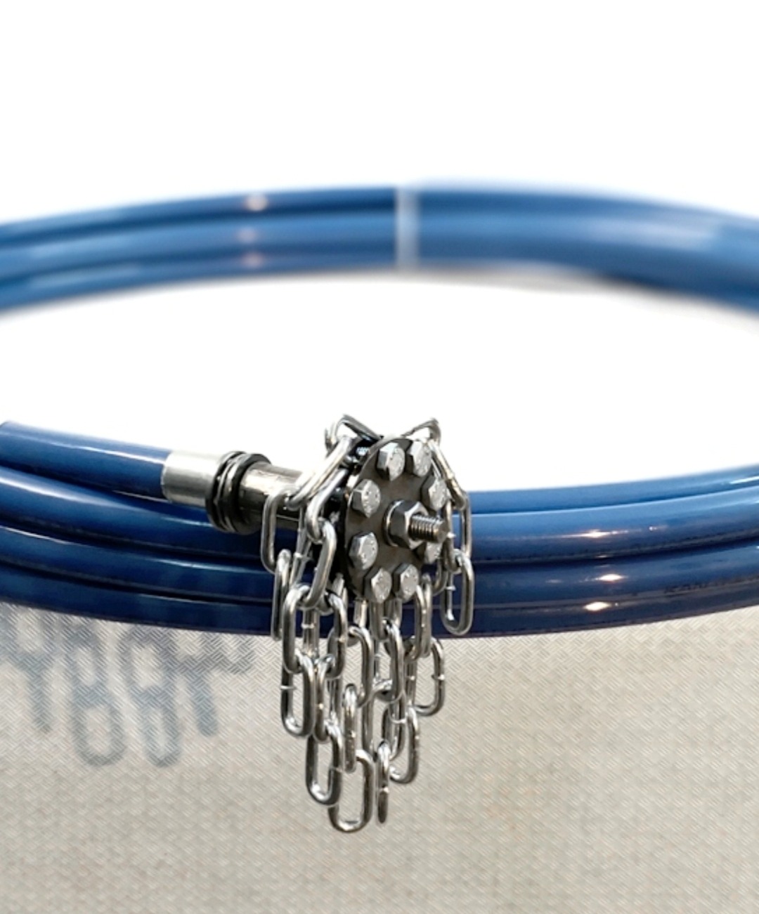 Szczotka łańcuchowa do czyszczenia kominów, z niebieskim przewodem, na jasnym tle. Widoczne detale konstrukcji i łańcuchów.