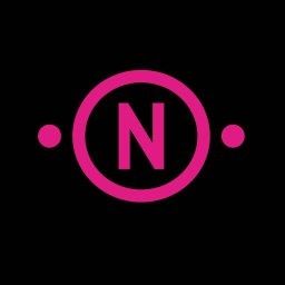 Różowy logotyp 'N' w okręgu na czarnym tle, z dwoma kropkami po bokach. Minimalistyczny design, centralna kompozycja, wysoki kontrast.