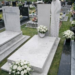 Salon Kamieniarski Silverstone Adam Bartkowiak-Siewierski - Nagrobek z rzeźbą z granitu marmuru piaskowca witrażem