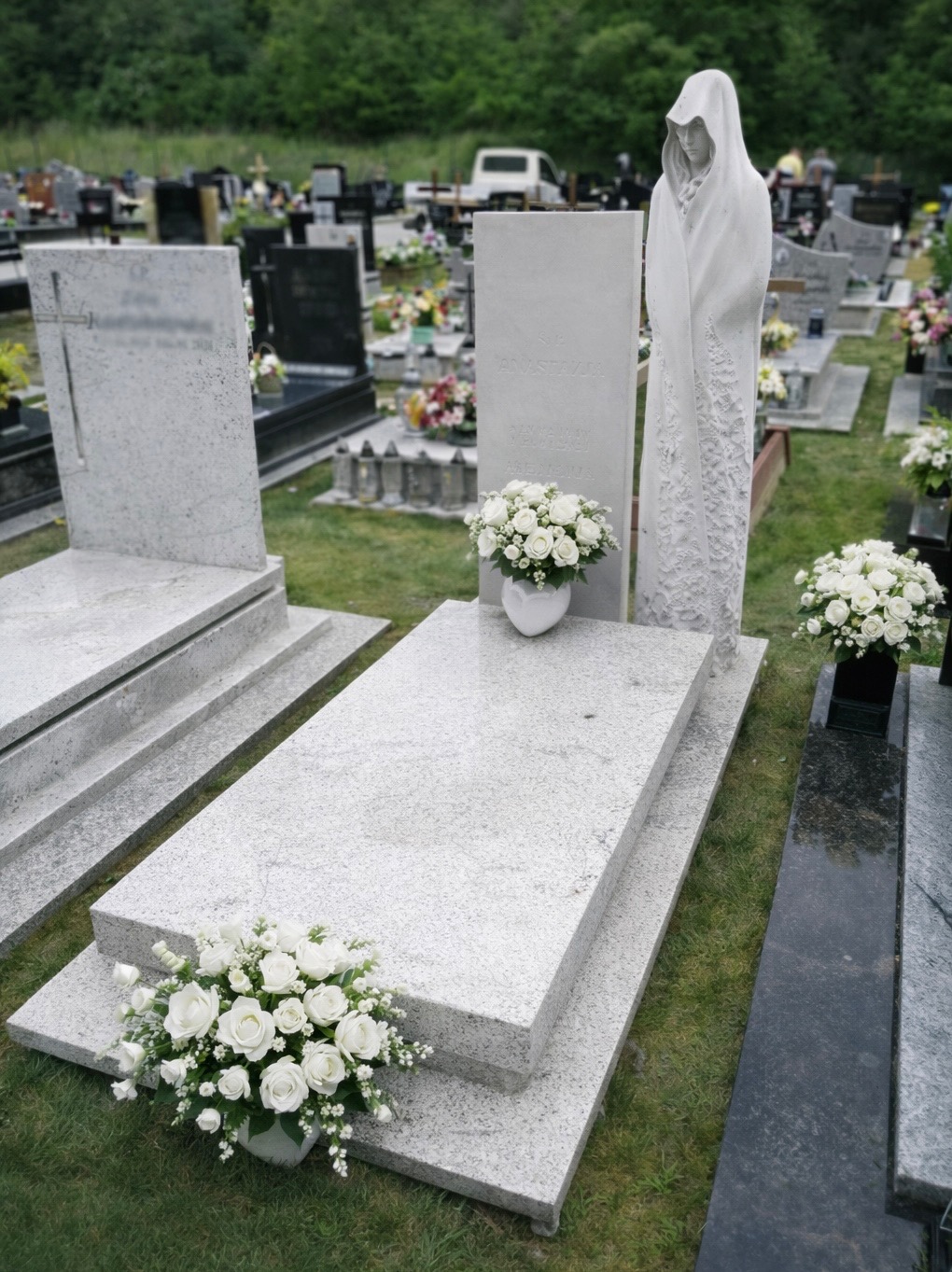 Nagrobek z rzeźbą z granitu marmuru piaskowca witrażem