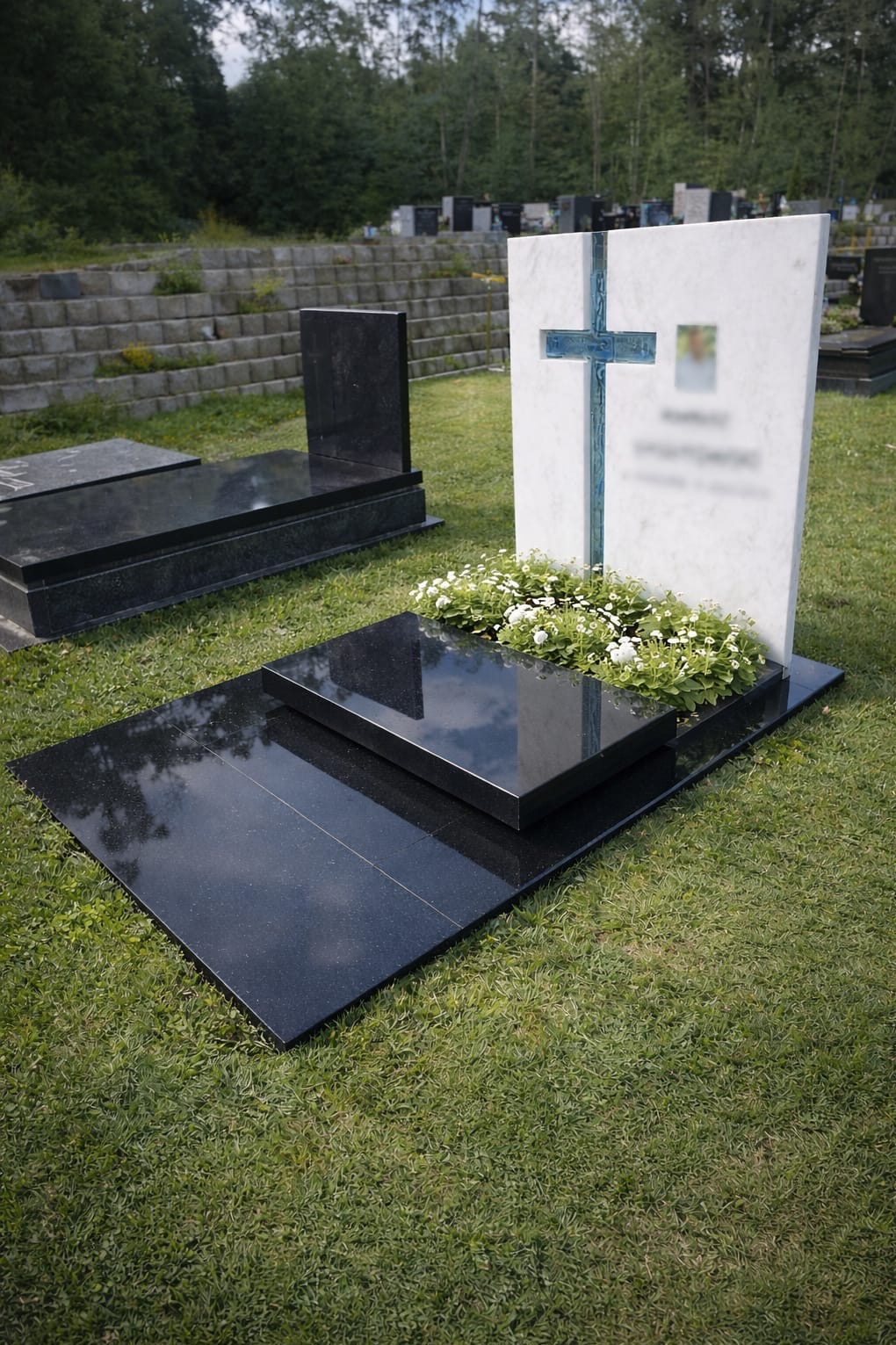 Nagrobek nowoczesny z granitu marmuru z witrażem z rzeźbą pomnik minimalistyczny Zielona Góra