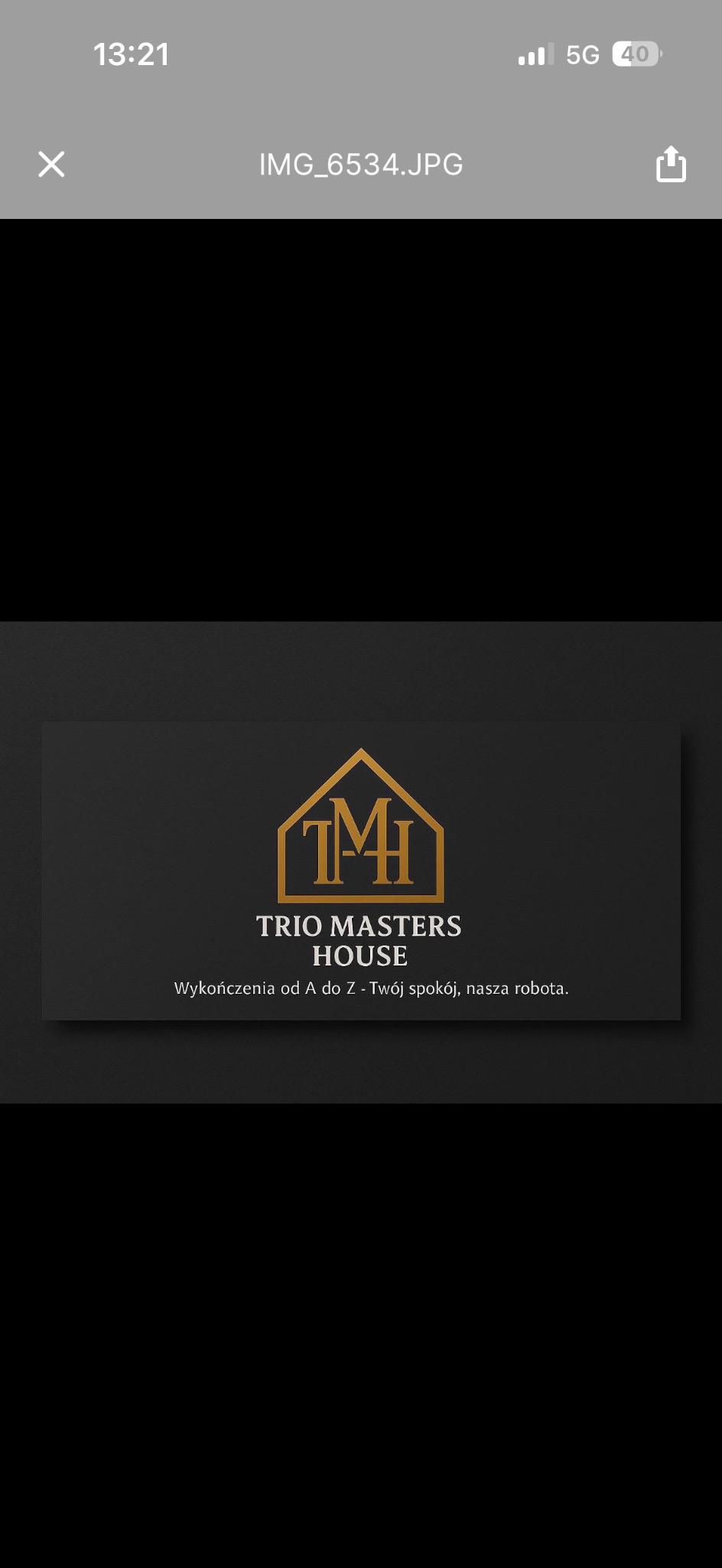 Eleganckie logo firmy Trio Masters House na ciemnym tle, z hasłem 'Wykończenia od A do Z - Twój spokój, nasza robota.'