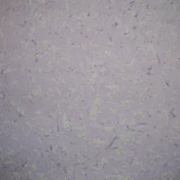 Jasnofioletowa ściana pokryta tapetą natryskową Dialcolor z delikatnymi, nieregularnymi wzorami i włóknami w odcieniach bieli i fioletu.