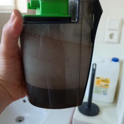 Tutaj widać ile było detergentu na podłodze a zostało umyte samą wodą