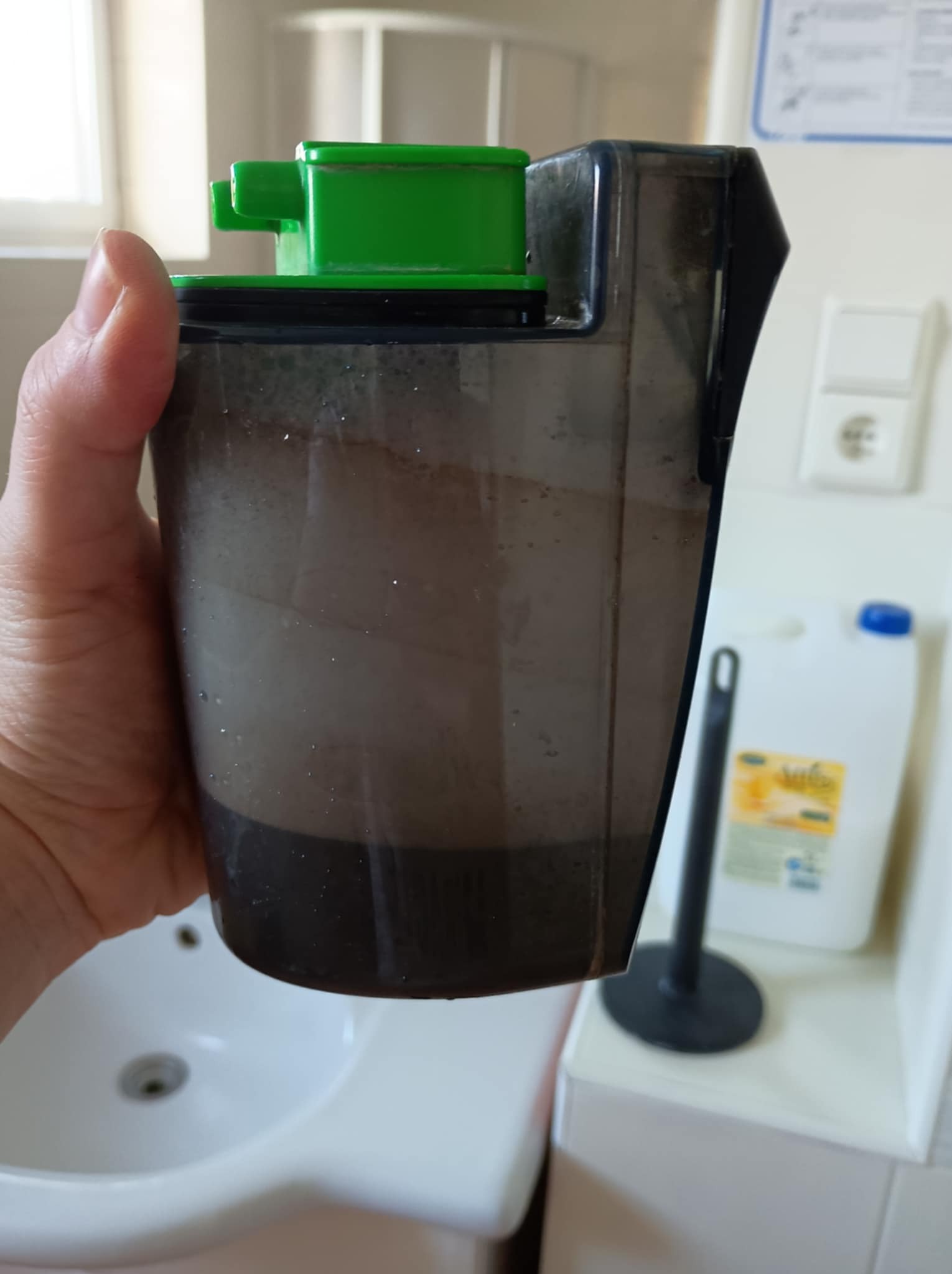 Tutaj widać ile było detergentu na podłodze a zostało umyte samą wodą