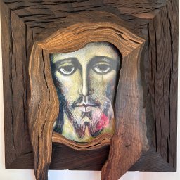 WOODEN ART SPÓŁKA Z OGRANICZONĄ ODPOWIEDZIALNOŚCIĄ - Ręcznie wykonana rama z ciemnego drewna otacza portret. Unikalna faktura drewna i nieregularny kształt ramy dodają charakteru. Widoczne słoje i naturalne pęknięcia.