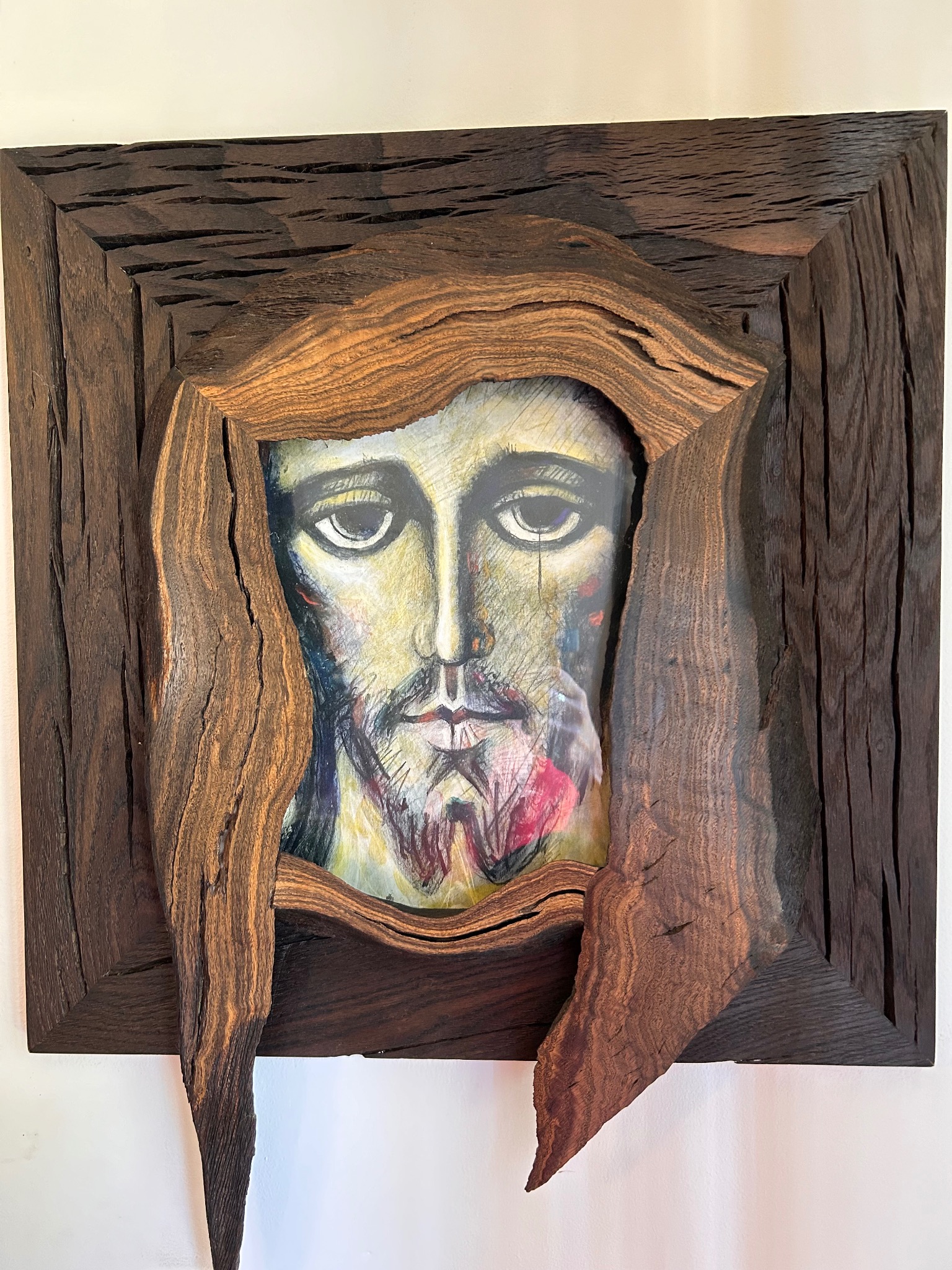 Ręcznie wykonana rama z ciemnego drewna otacza portret. Unikalna faktura drewna i nieregularny kształt ramy dodają charakteru. Widoczne słoje i naturalne pęknięcia.