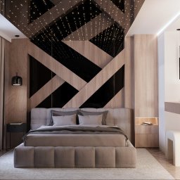 SanSi Design - Nowoczesna sypialnia z łóżkiem w odcieniach szarości, drewnianą ścianą z geometrycznym wzorem i podświetlanym sufitem. Minimalistyczne oświetlenie i stolik nocny.