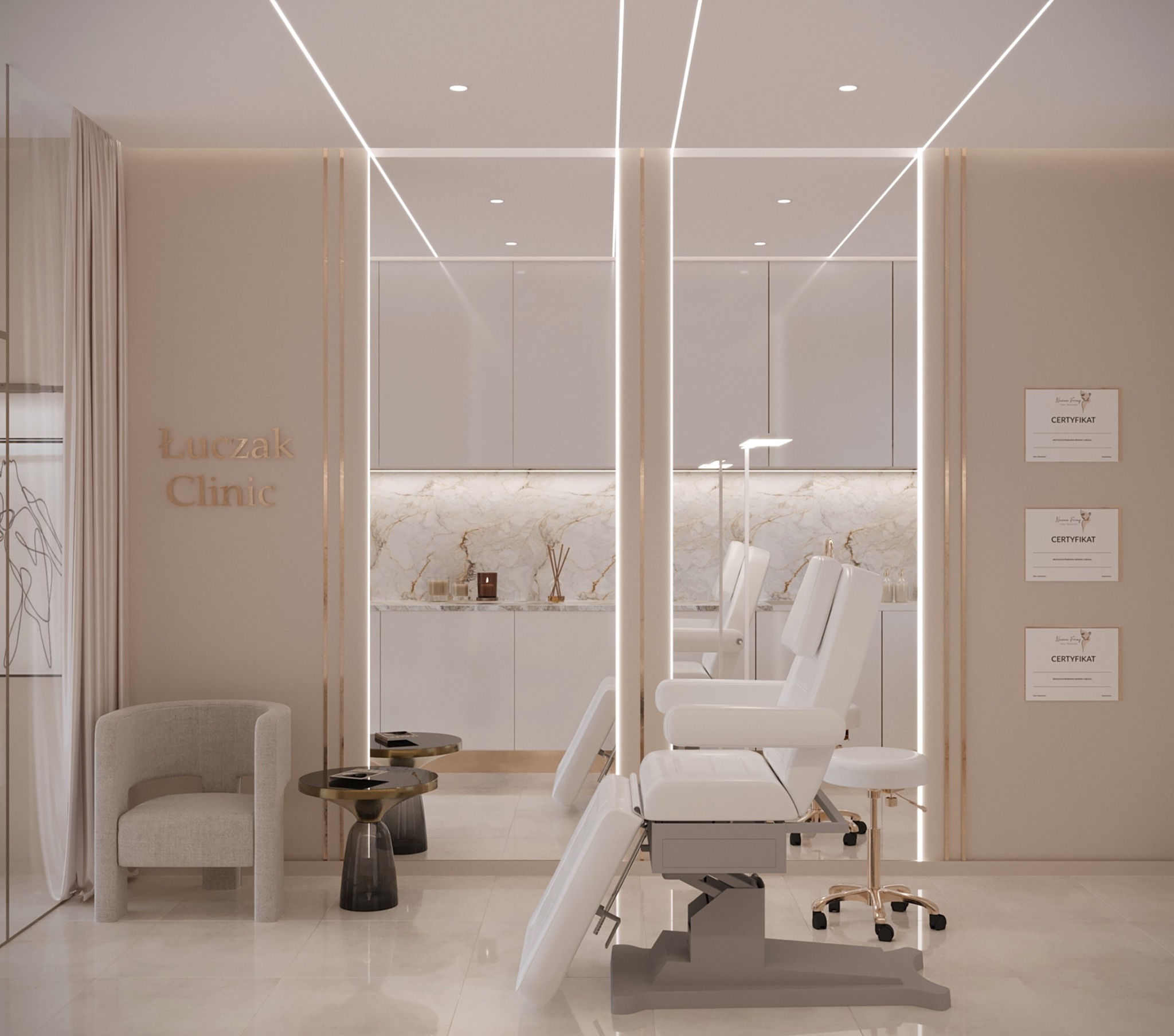 Projekt wnętrza gabinetu kosmetycznego Łuczak Clinic: beżowe ściany, białe meble, złote akcenty, krzesła zabiegowe i certyfikaty na ścianie. Nowoczesny design.