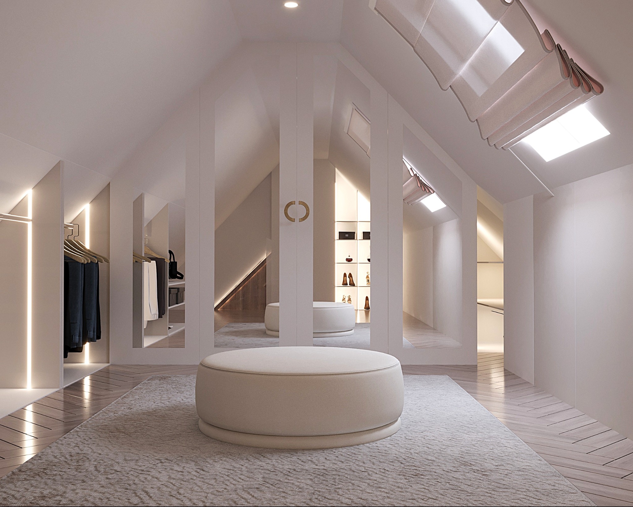 Jasne, przestronne wnętrze garderoby na poddaszu z pufą na pierwszym planie. Uwagę przykuwają skośne okna dachowe z roletami rzymskimi i oświetlenie LED w szafach.