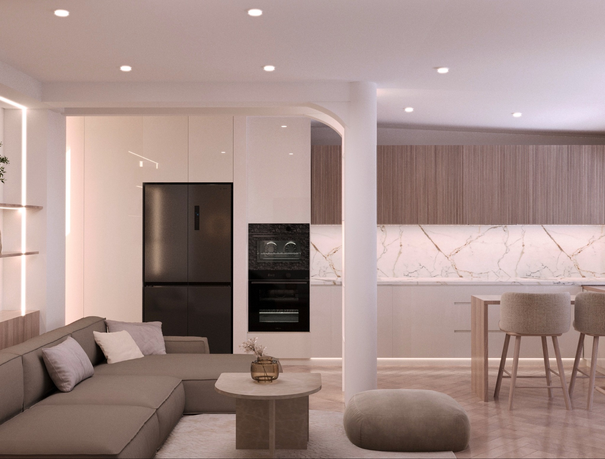 Nowoczesne wnętrze: salon z aneksem kuchennym w neutralnych barwach. Sofa narożna, stolik kawowy, wysokie krzesła barowe. Marmurowy backsplash i drewniane lamele dodają elegancji.