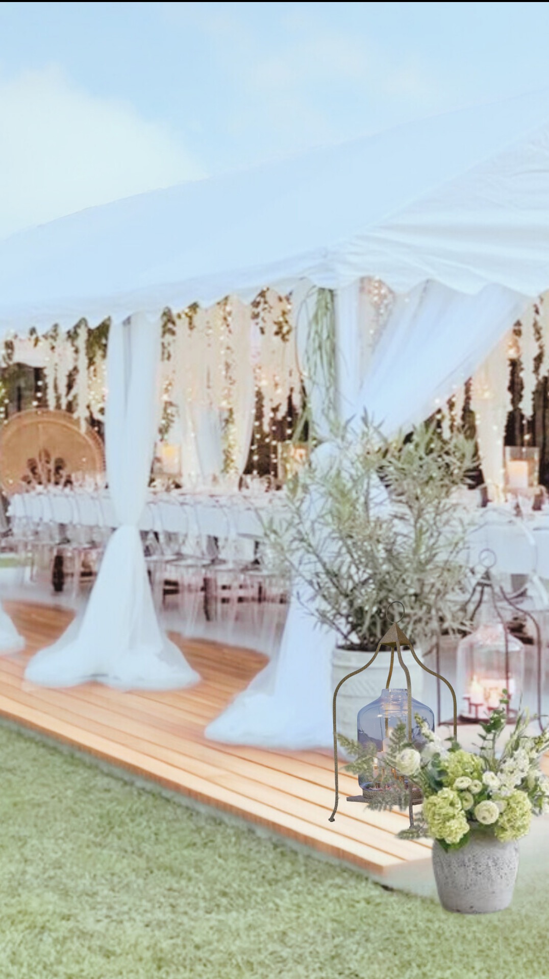 Elegancki namiot bankietowy z dekoracjami kwiatowymi i lampionami, przygotowany na uroczystość. Widoczne krzesła i stoły nakryte do przyjęcia.