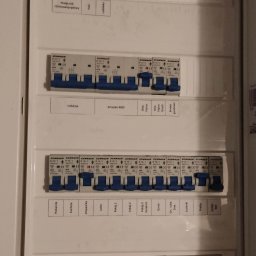 Jacek Godlewski - Rozdzielnica elektryczna z bezpiecznikami Schrack, opisana dla różnych obwodów: piekarnik, indukcja, gniazdo 400V, oświetlenie, kuchnia, zmywarka, salon, pokoje, garaż, łazienka.