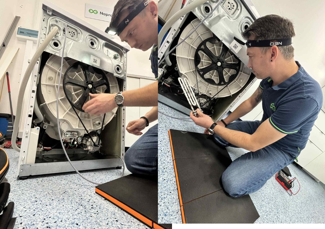 Serwisant w trakcie naprawy pralki, zdejmuje tylny panel. Widoczny bęben, pasek napędowy i grzałka. Mężczyzna w niebieskiej koszulce i opasce na głowie.