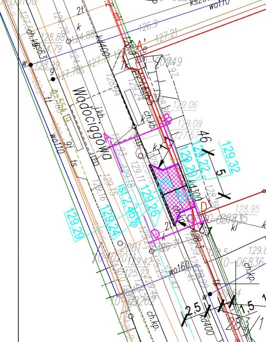 Plan inżynieryjny z naniesionymi danymi geodezyjnymi, w tym wysokościami i oznaczeniami sieci wodociągowej, prezentujący szczegółowy projekt infrastruktury.