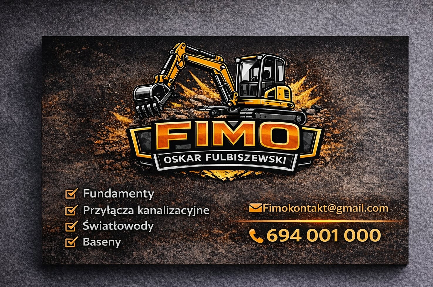 Ilustracja wizytówki firmy FIMO Oskar Fulbiszewski z koparką, oferującej usługi fundamentów, przyłączy kanalizacyjnych, światłowodów i basenów. Kontakt: Fimokontakt@gmail.com, 694 001 000.