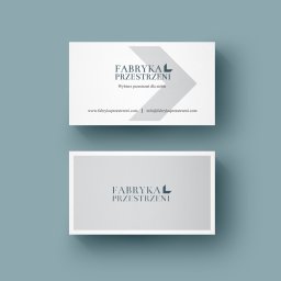 Aerie studio - Dwie wizytówki firmy 'Fabryka Przestrzeni' na gładkim, błękitnym tle. Górna wizytówka zawiera adres strony internetowej i adres e-mail. Minimalistyczny design.