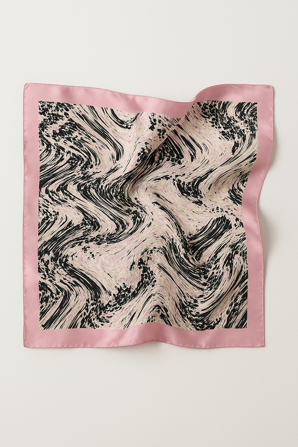 Kwadratowa apaszka z abstrakcyjnym wzorem w odcieniach różu, czerni i beżu, leżąca na gładkim, jasnym tle. Delikatny połysk materiału i staranne wykończenie brzegów.