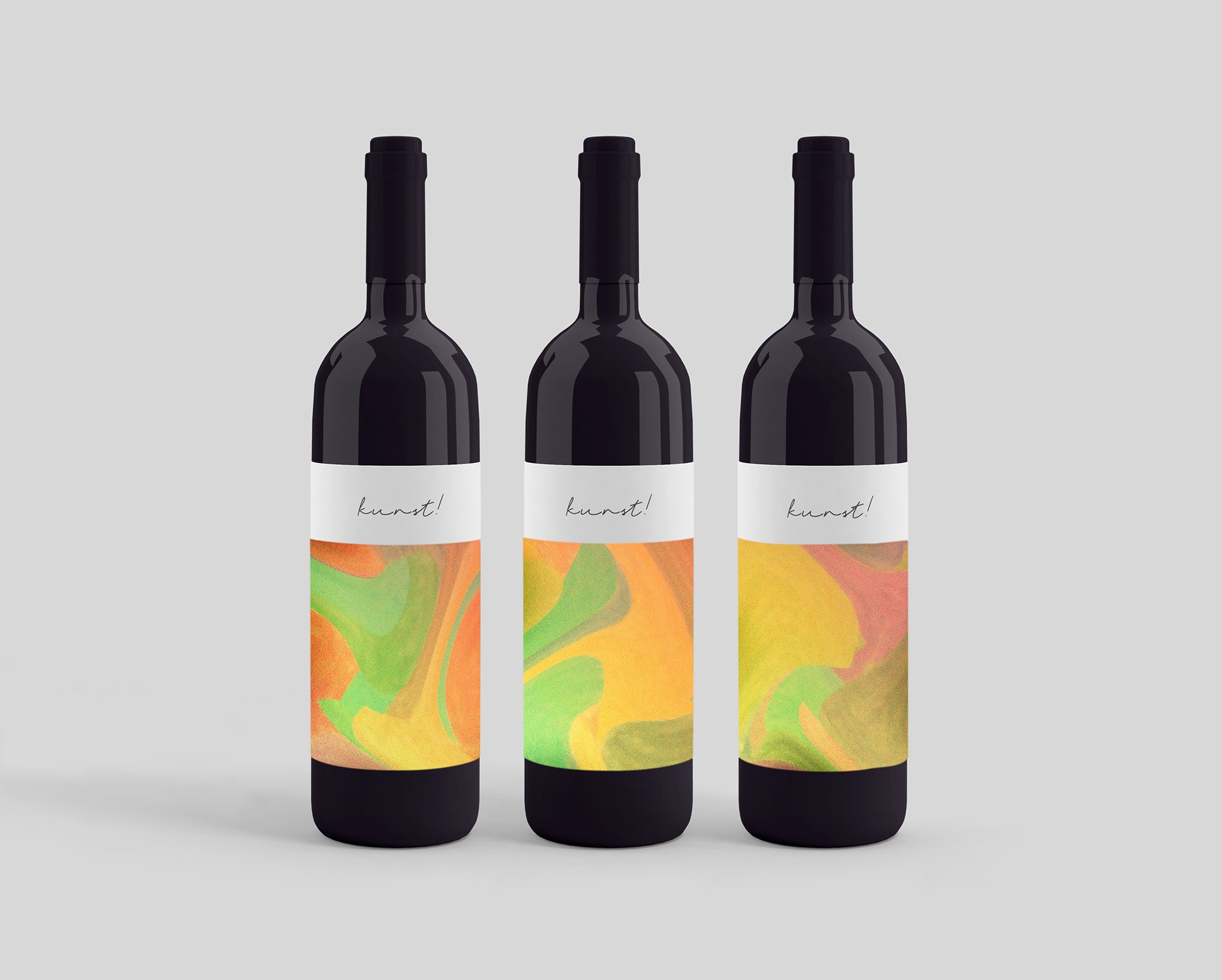 Trzy butelki wina z etykietami w stylu abstrakcyjnym, z napisem 'kunst!', na jasnym tle. Różne wariacje kolorystyczne na każdej etykiecie.