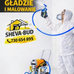 SHEVA-BUD - Pracownik w kombinezonie ochronnym, z maską i pistoletem natryskowym, wykonuje natryskowe gładzie i malowanie. Widoczny agregat malarski i logo firmy.