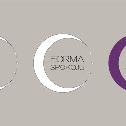 Karol Maryniak - Trzy warianty logo 'Forma Spokoju' w kształcie półksiężyca: biały kontur, biały wypełniony i fioletowy wypełniony, na szarym tle. Minimalistyczny design.