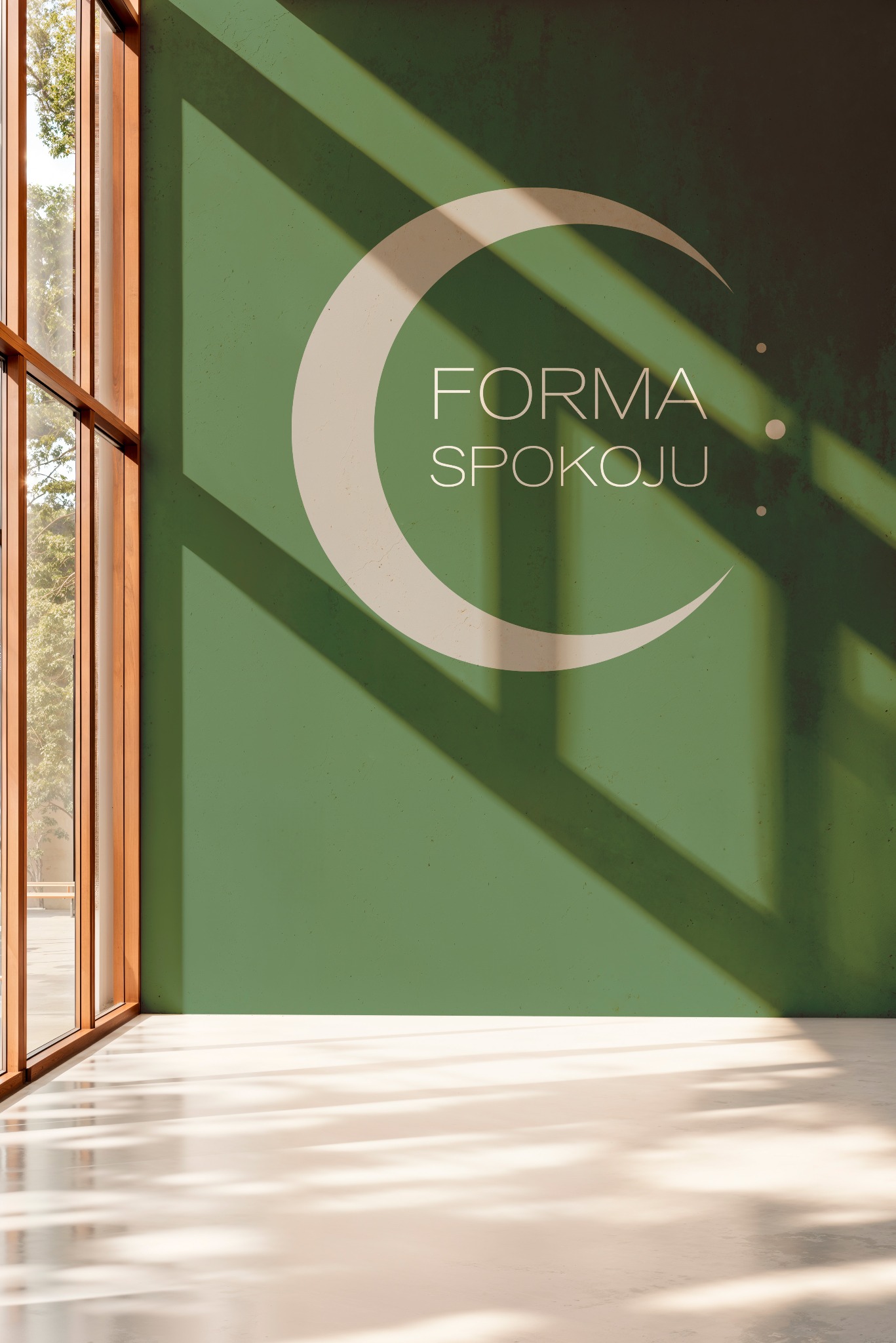 Minimalistyczne wnętrze z zieloną ścianą, na której widnieje logo 'Forma Spokoju' w kształcie półksiężyca, oświetlone promieniami słońca wpadającymi przez okno.