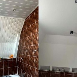 Kompleksowe Wnętrza Remonty i Wykończenia - Zdjęcie łazienki na poddaszu: brązowe płytki, biała boazeria na suficie i białe ściany. Widoczny efekt przed i po remoncie, z detalami jak oświetlenie i półki.