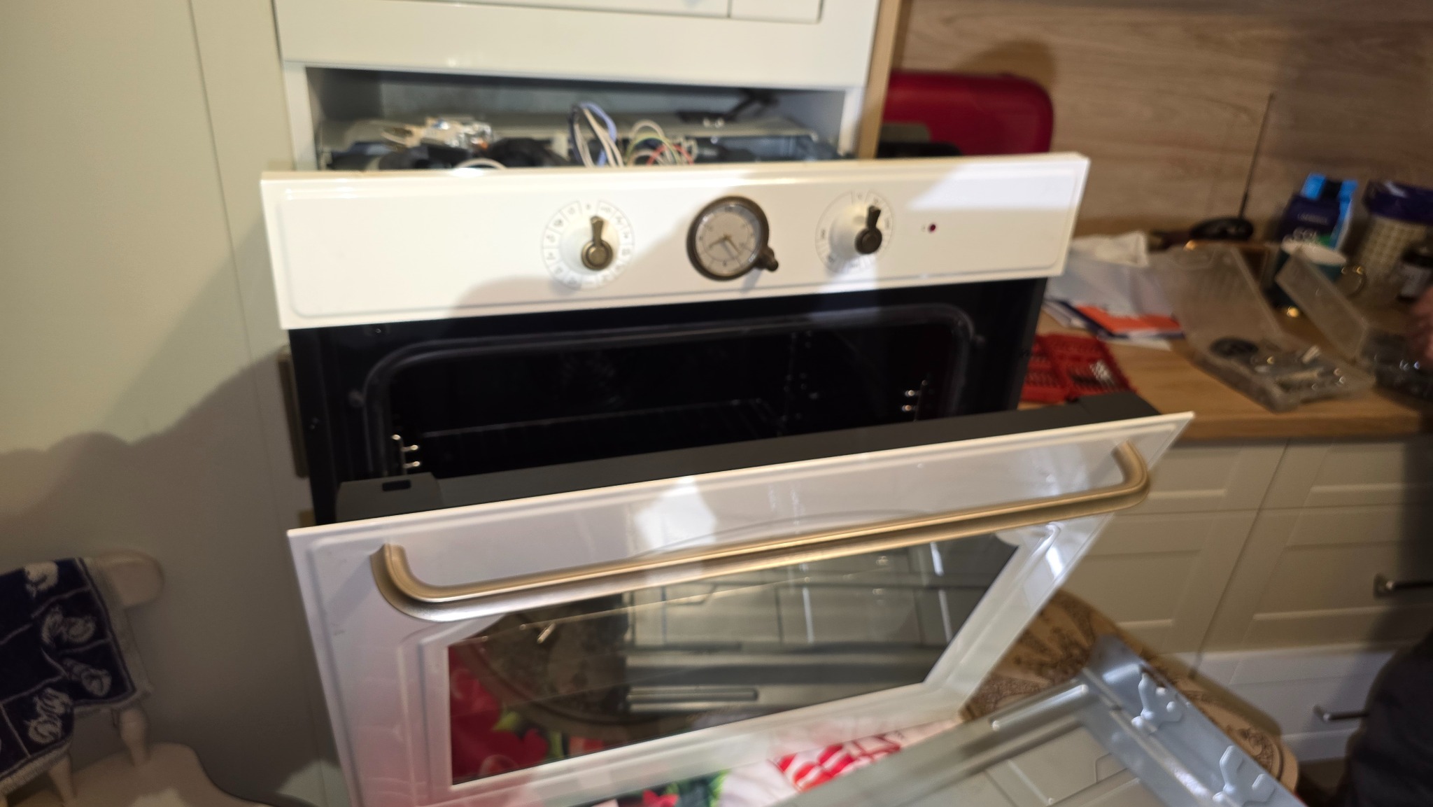 Otwarty piekarnik w zabudowie kuchennej, widoczne elementy sterujące. Usługi naprawy piekarników w Modlnicy.