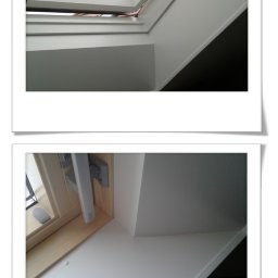 D24 SPÓŁKA Z OGRANICZONĄ ODPOWIEDZIALNOŚCIĄ - Uchylone okno dachowe z drewnianą ramą, widok z dołu, jasne wnętrze. Detal okucia i fragment dachu widoczny przez szybę. Ujęcie z bliska, z podziałem kadru na dwie części.