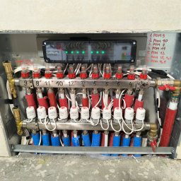 Hydraulika od A do Z - Rozdzielacz ogrzewania podłogowego sterowany indywidualnie w każdym pomieszczeniu, regulatorem pokojowym