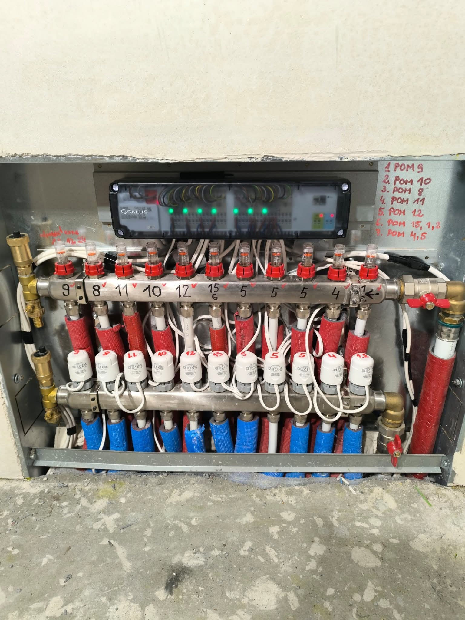 Rozdzielacz ogrzewania podłogowego sterowany indywidualnie w każdym pomieszczeniu, regulatorem pokojowym