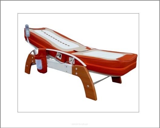 Profesjonalny stół do masażu z elementami drewnianymi i sterownikiem, w odcieniach pomarańczy i beżu, na białym tle. Widok z boku, oświetlenie studyjne.