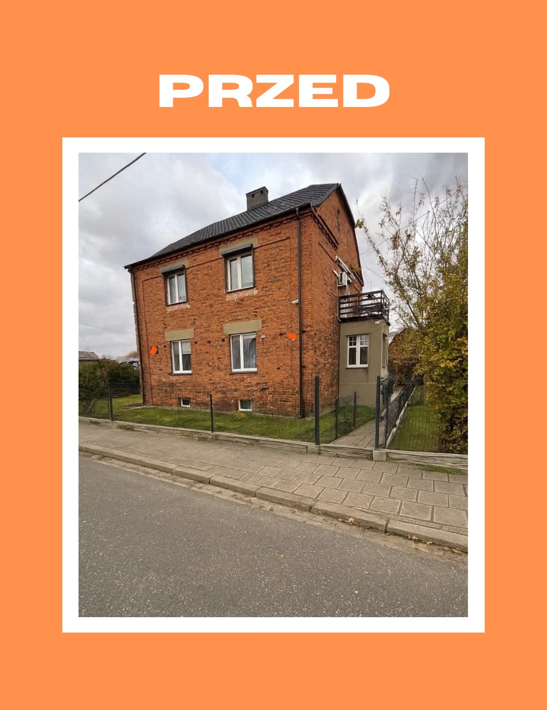 Ceglany dom z balkonem przed termomodernizacją, widok z ulicy. Zdjęcie 'przed' z cyklu 'przed i po'.