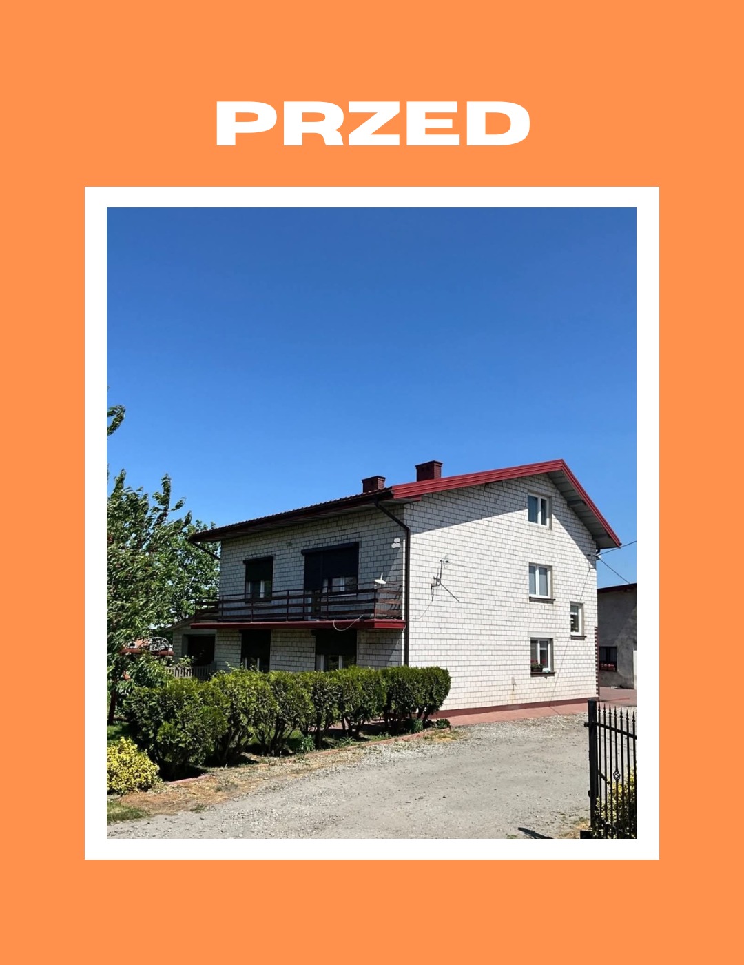 Dom z białej cegły z czerwonym dachem, widok z zewnątrz, stan 'przed' remontem. Błękitne niebo w tle, krzewy przed budynkiem.