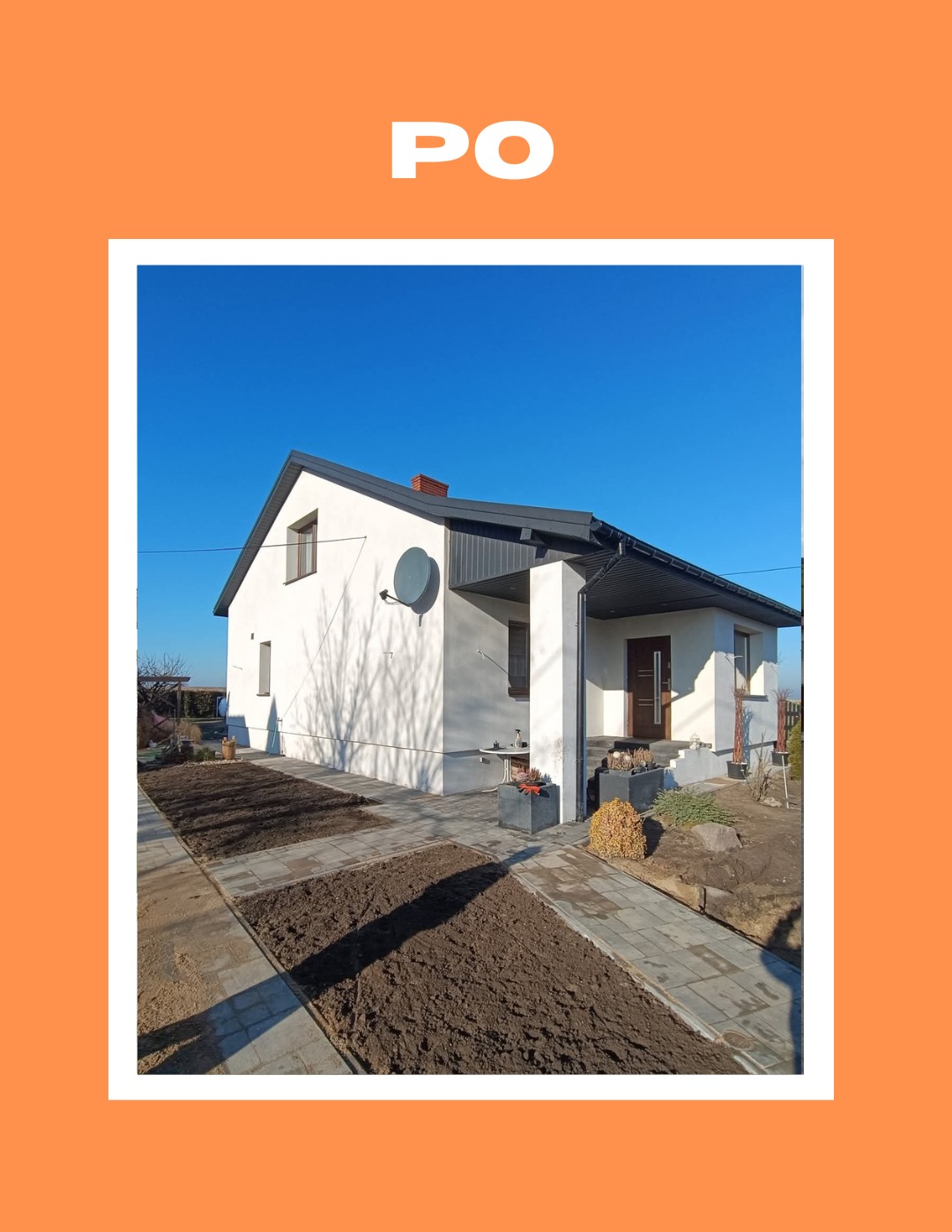 Biały dom jednorodzinny z szarą dachówką i nową elewacją, widoczny w słoneczny dzień. Uporządkowany teren wokół domu z przygotowanymi rabatami. Napis 'PO' na górze.