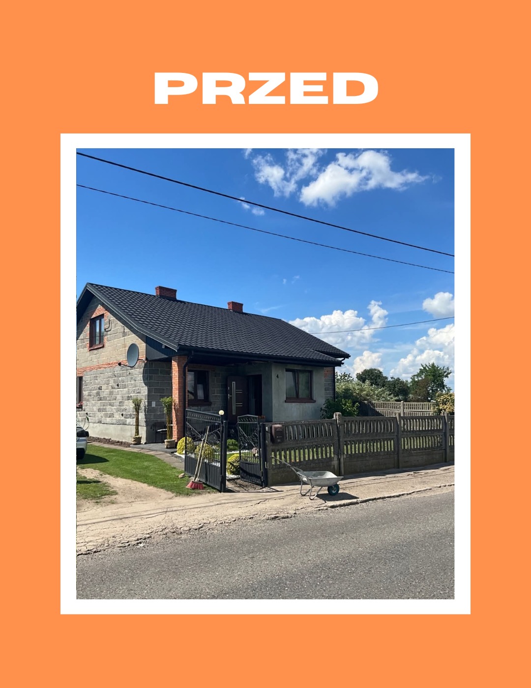 Zdjęcie domu jednorodzinnego z szarej cegły przed remontem, z widocznym ogrodzeniem i wózkiem budowlanym. Ujęcie w słoneczny dzień.