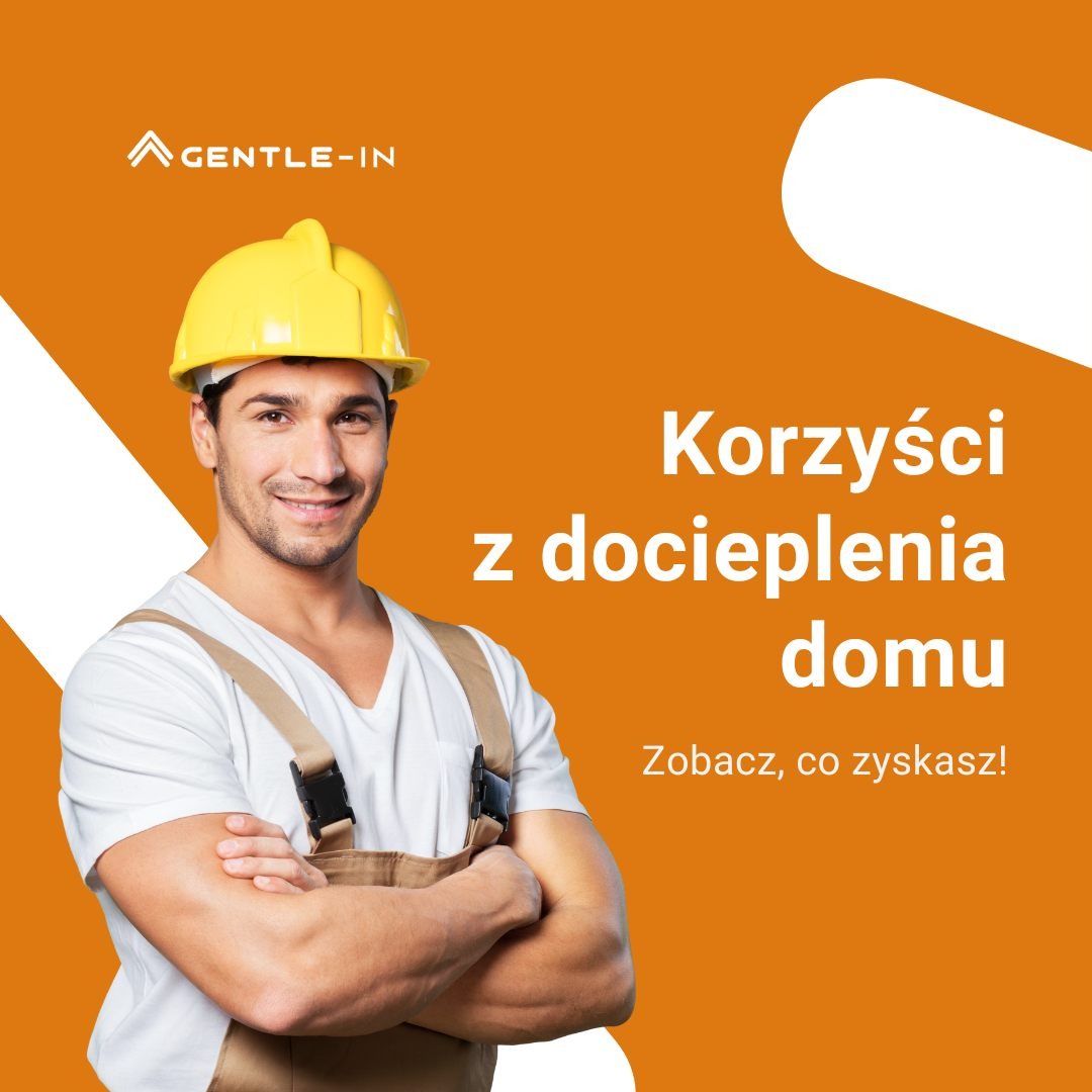 Uśmiechnięty pracownik w kasku na pomarańczowym tle z napisem 'Korzyści z docieplenia domu. Zobacz, co zyskasz!' promuje usługi dociepleniowe.