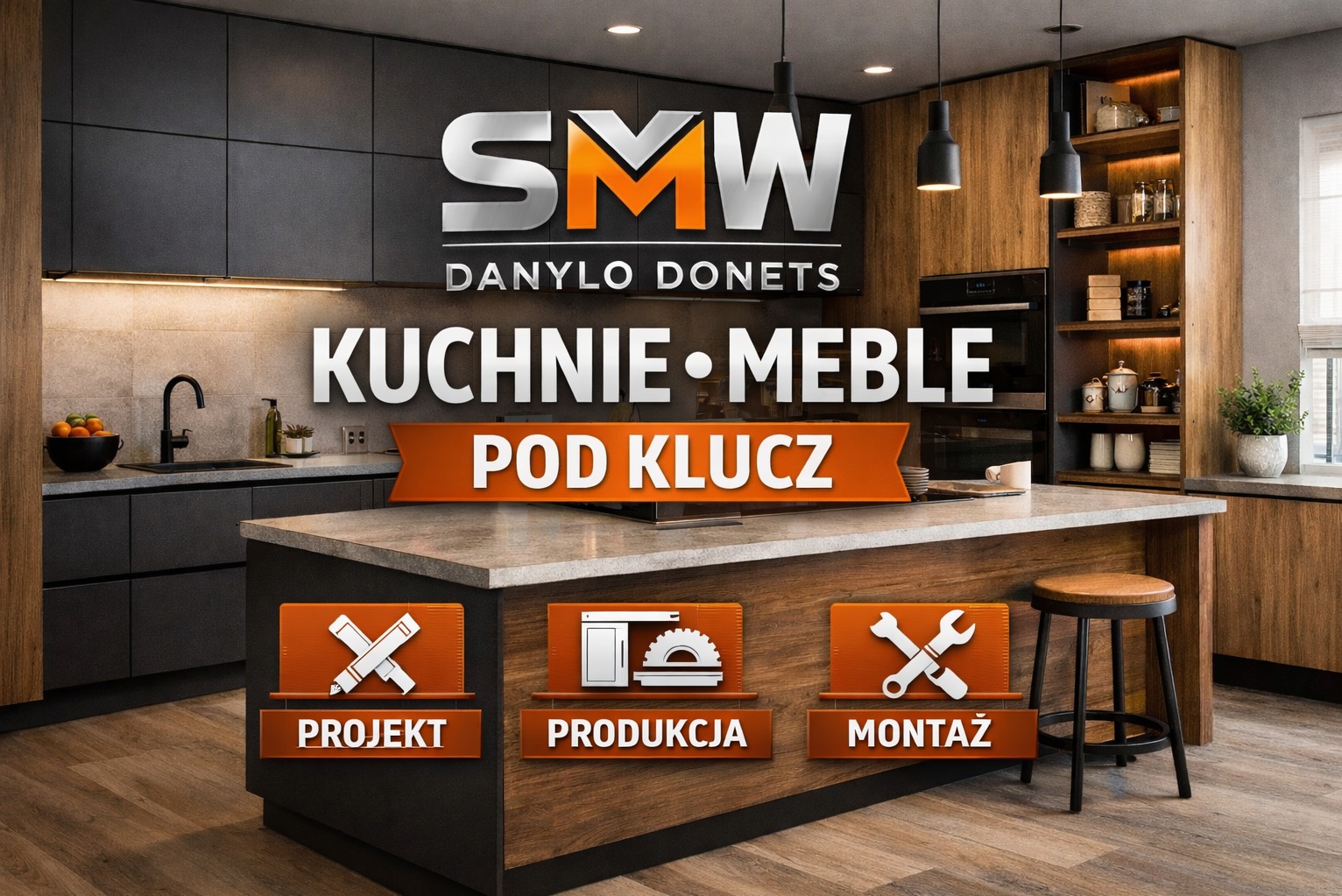 Nowoczesna kuchnia z ciemnymi frontami i drewnianymi akcentami, wyspa z blatem imitującym kamień, oświetlenie punktowe, grafiki Projekt, Produkcja, Montaż.