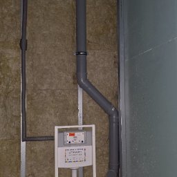 Montaż stelaży wraz instalacją wod- kan