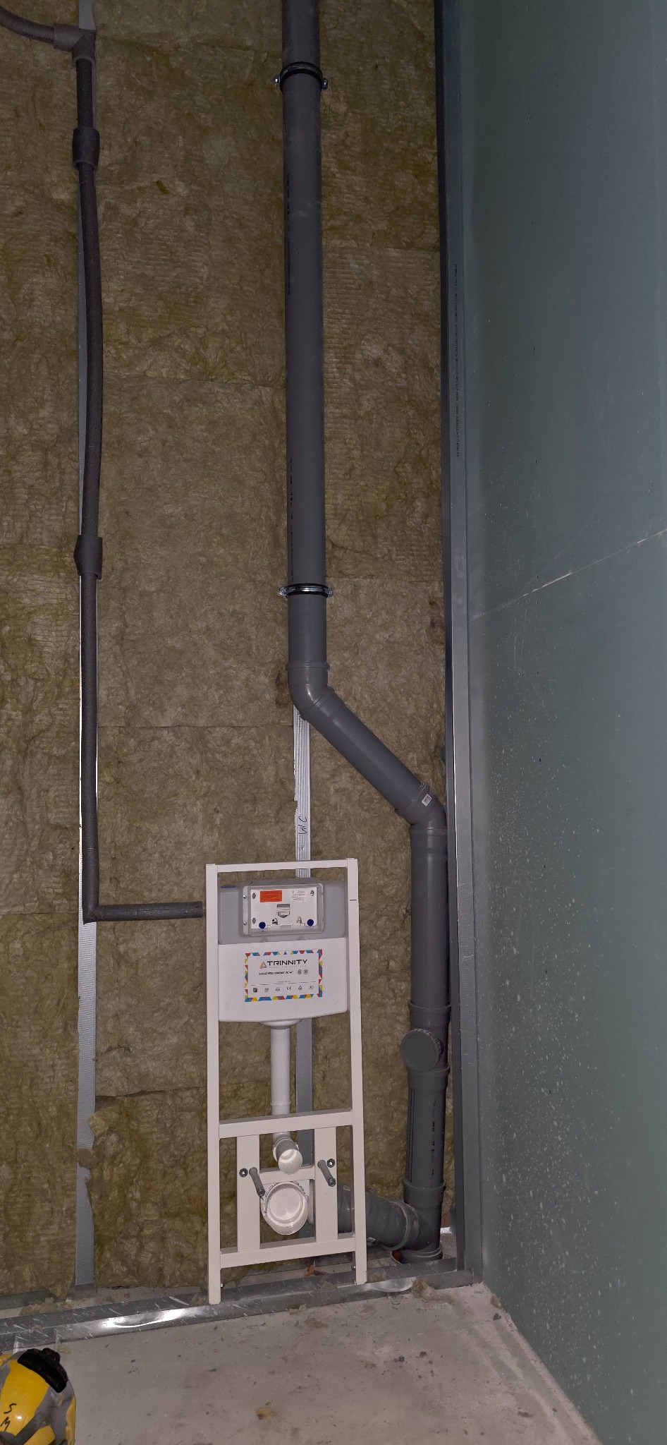 Montaż stelaży wraz instalacją wod- kan