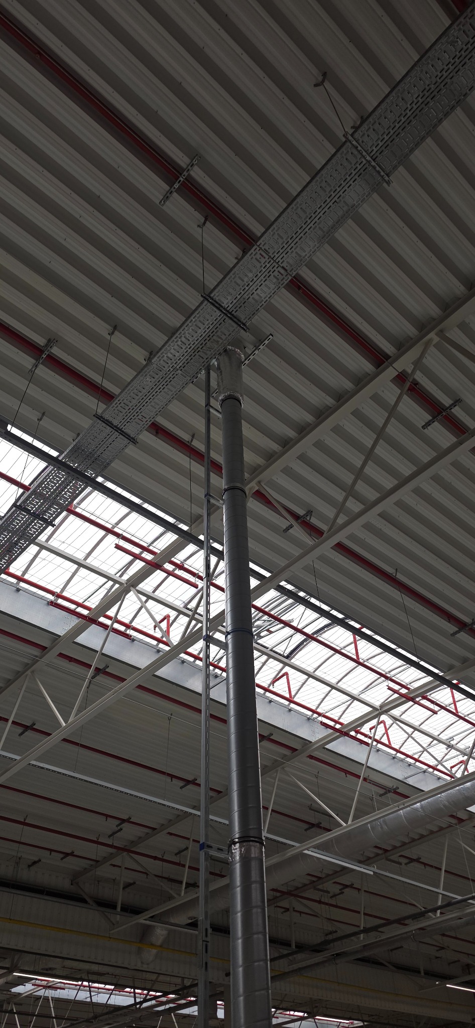 Montaż instalacji wentylacyjnej w budynku sitodruku z wyjś iem na dach