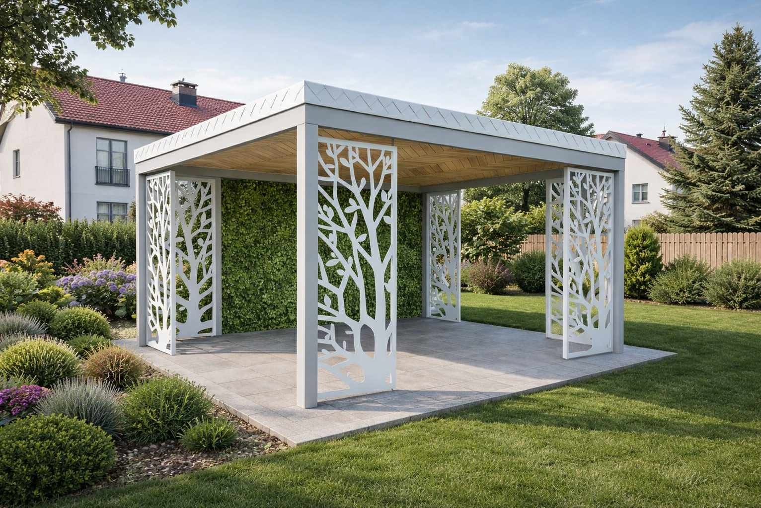 Nowoczesna, szara altana z ażurowymi panelami z motywem drzewa, na tle zielonego ogrodu z kostką brukową. Drewniane wykończenie dachu.