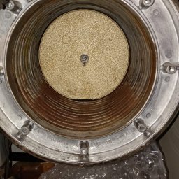 WOJ-TECH Wojciech Świderski - Wnętrze pieca gazowego z widocznym palnikiem i elementami konstrukcyjnymi. Widoczne ślady użytkowania i potencjalne zabrudzenia.