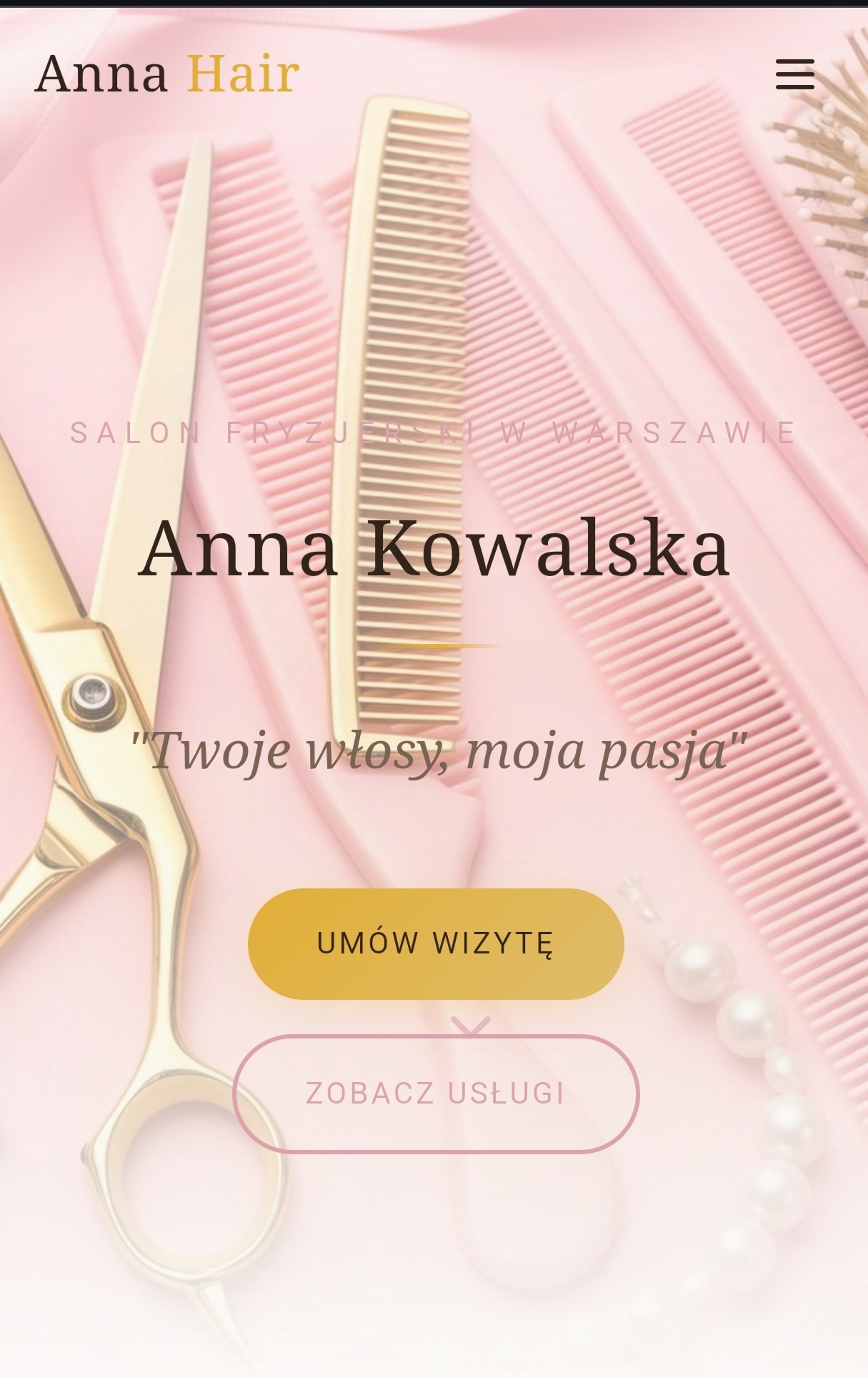 Delikatna grafika strony salonu fryzjerskiego 'Anna Hair' w pastelowych różach, z złotymi nożyczkami i grzebieniem. Widoczne przyciski 'Umów wizytę' i 'Zobacz usługi'.