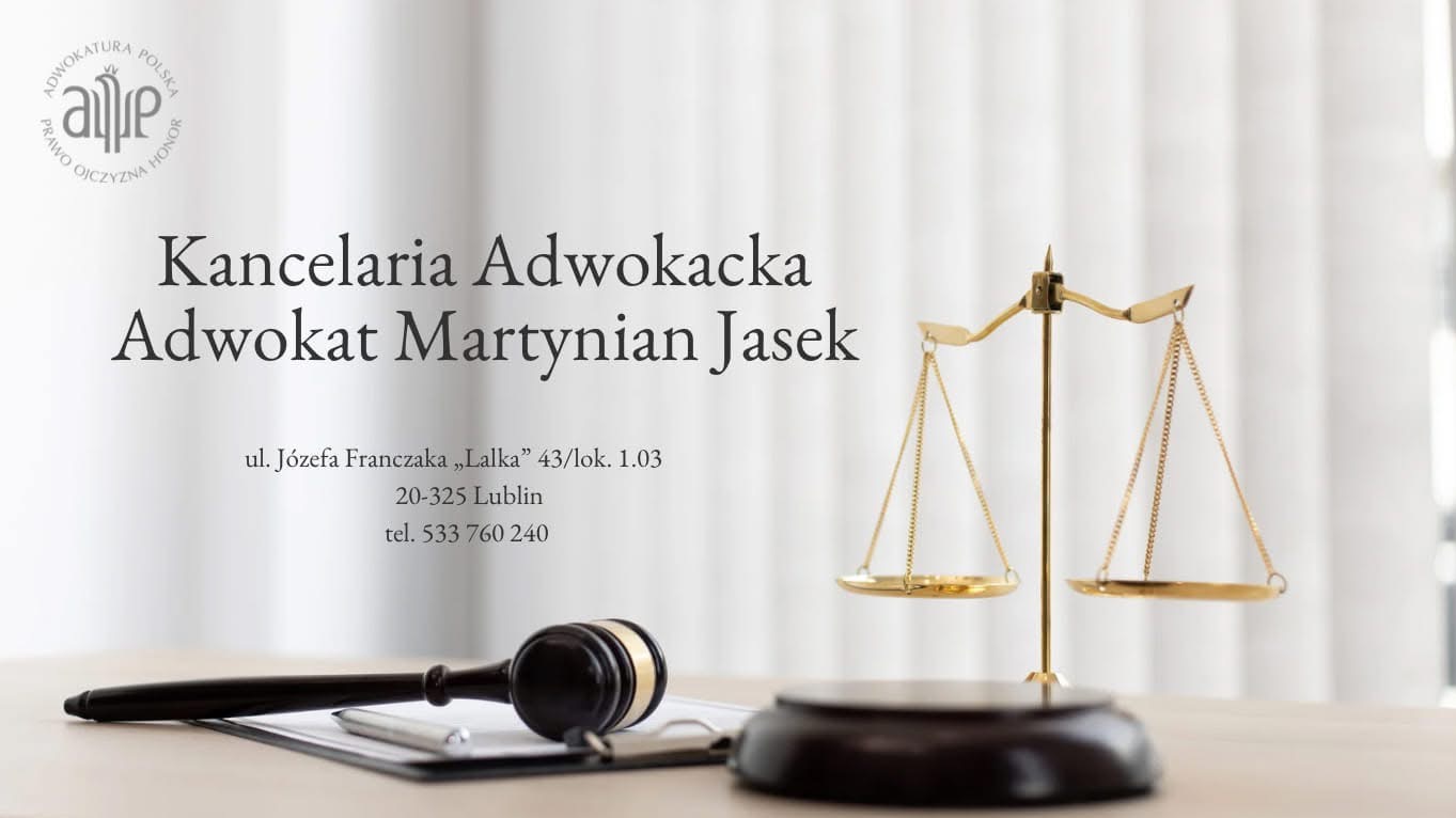 Kancelaria Adwokacka Adwokat Martynian Jasek w Lublinie: waga sprawiedliwości, drewniany młotek sędziowski i notatnik na jasnym tle. Eleganckie i profesjonalne.